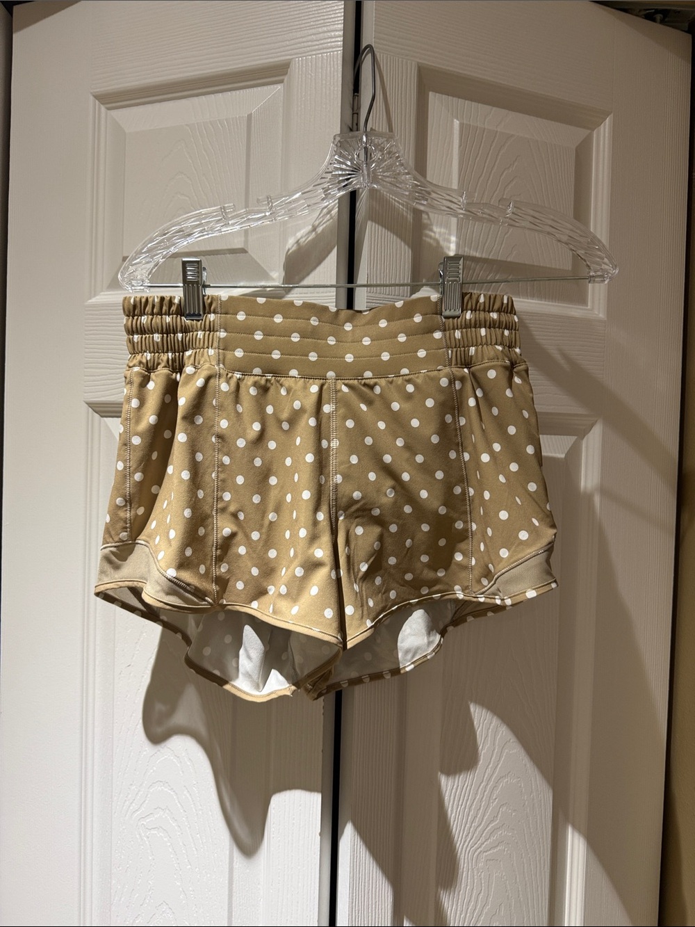 Lululemon Hottie Hot high rise 2.5in Polka Dot Mini Shorts - Tan & White